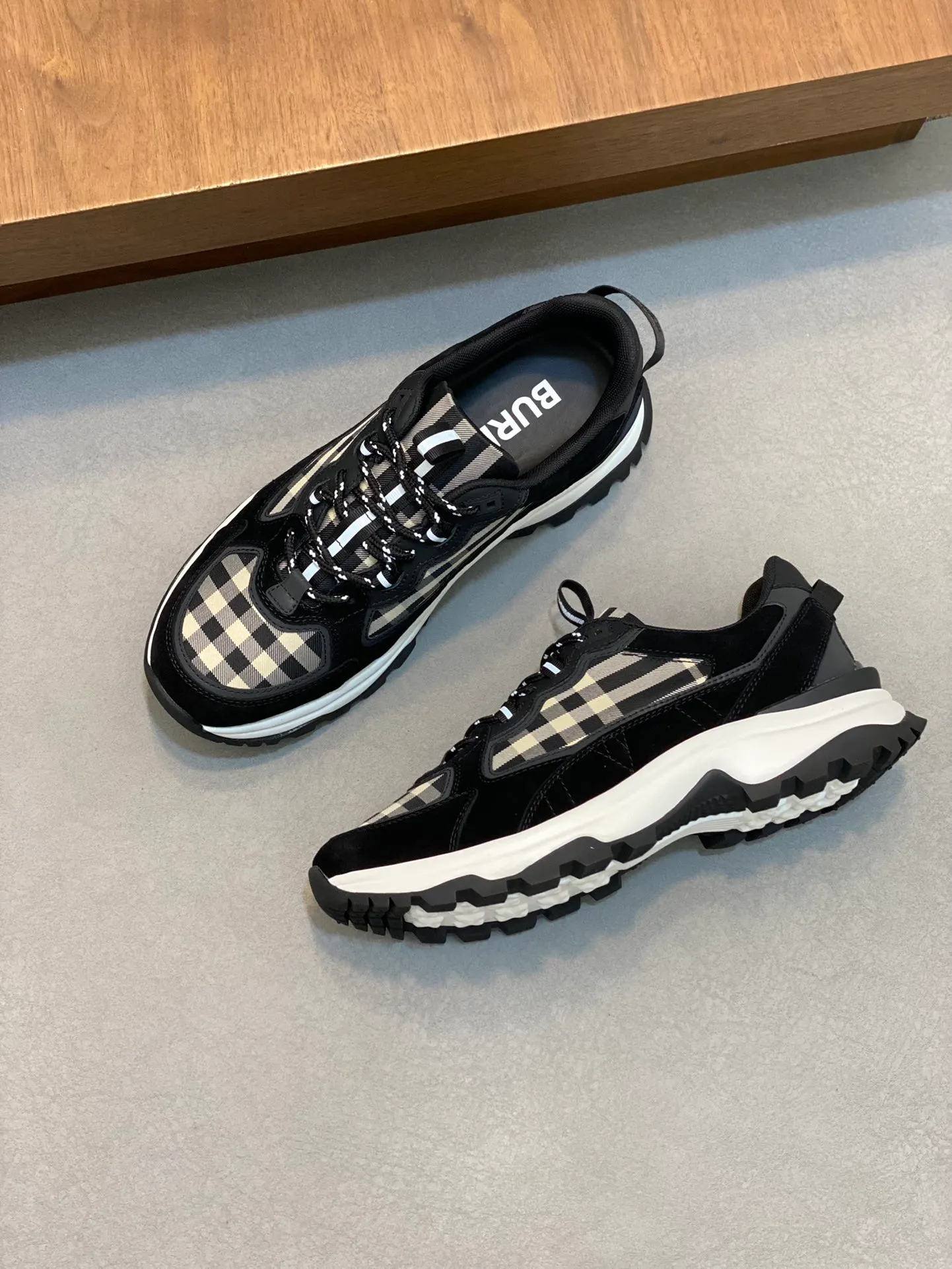 💰660 Burberry 2024🆕Ss men's classic low-cut thick-soled sneakers, made of first-grain cowhide and decorated with the new brand logo. First-layer cowhide foot pads, heel decorated with Burberry letter embossed logo, T men's men's shoes 💰U original outsole! Size: 39-44 (customized at 38.45)
